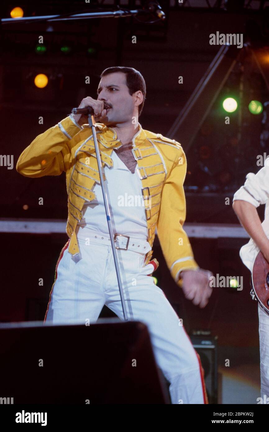 Queen mit Freddie Mercury - das Kölner Open-Air-Festival im Sommer 1986 mit 55.000 Besuchen im Müngersdorfer Stadion mit Auftritten von Craaft aus Frankfurt, dem irischen Sänger Gary Moore und den britischen Bands Level 42 und Marillion. Höhepunkt des Abends - der legendäre Auftritt von Queen. Das Konzert im Stadion am 19. Juli 1986 hat für deutsche Queen-Fans Kultstatus - es war der letzte gemeinsame Auftritt der Band in Deutschland. Vor Frontmann Freddie Mercury 1991 starb, kam er auf der ?Magic Tour? Mit Brian May, Roger Taylor, John Deacon und Spike Edney nach Köln. Gitarrist Brian May Stockfoto