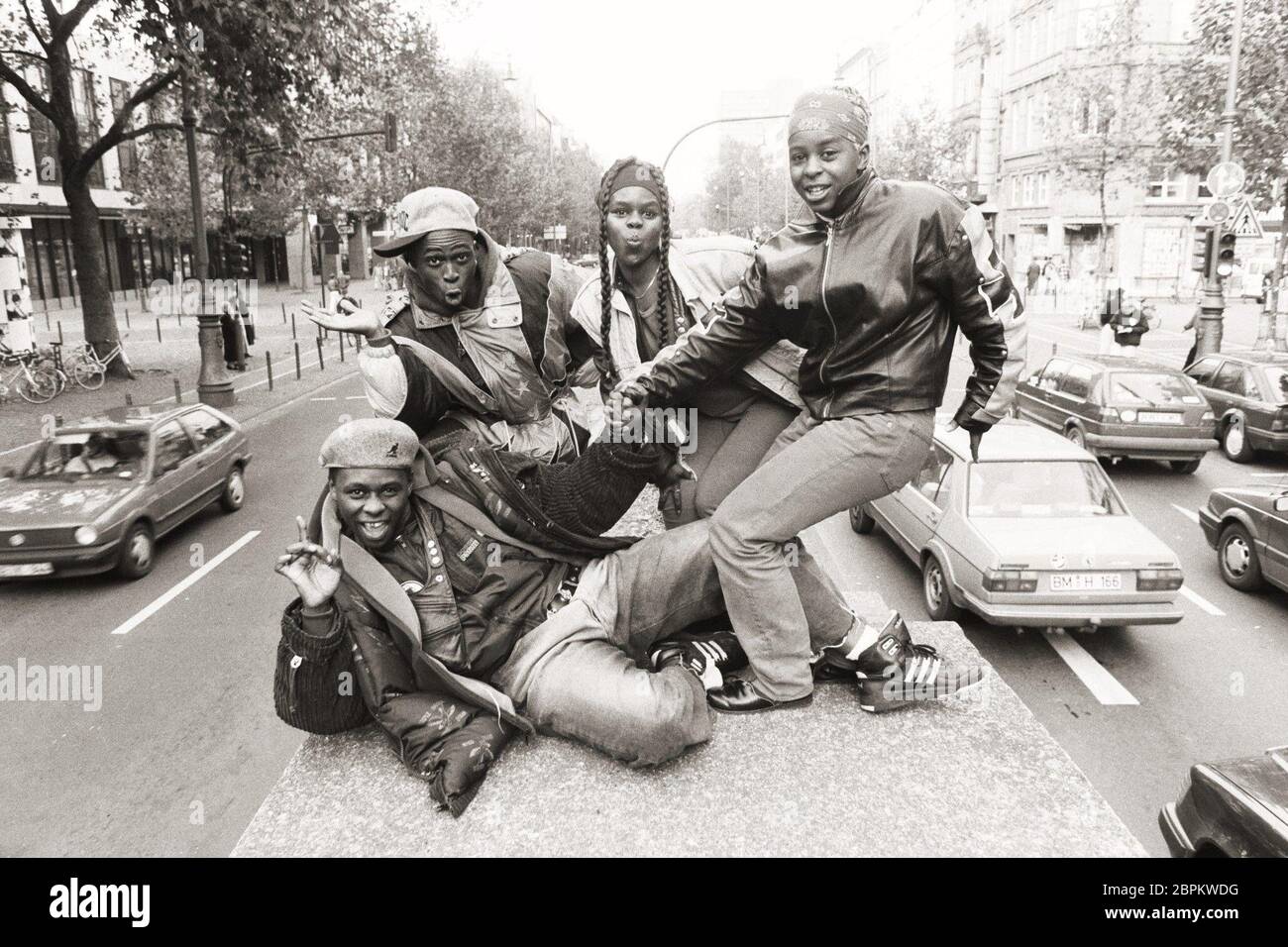 4 Reeves / Four Reeves Fotoshooting Köln - Fotoshooting mit den 4 Reeves / Four Reeves auf dem Beton-Auto des Künstlers Wolf Vostell, Hohenzollernring Köln. Die 4 Reeves / Four Reeves war eine 90er Jahre Band aus Köln, bestehend aus den Geschwistern Shary, Jim, Andrew und Terry. Stockfoto