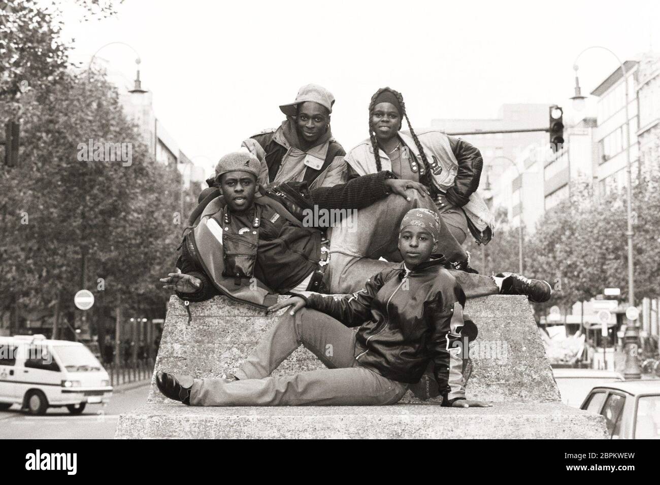 4 Reeves / Four Reeves Fotoshooting Köln - Fotoshooting mit den 4 Reeves / Four Reeves auf dem Beton-Auto des Künstlers Wolf Vostell, Hohenzollernring Köln. Die 4 Reeves / Four Reeves war eine 90er Jahre Band aus Köln, bestehend aus den Geschwistern Shary, Jim, Andrew und Terry. Stockfoto