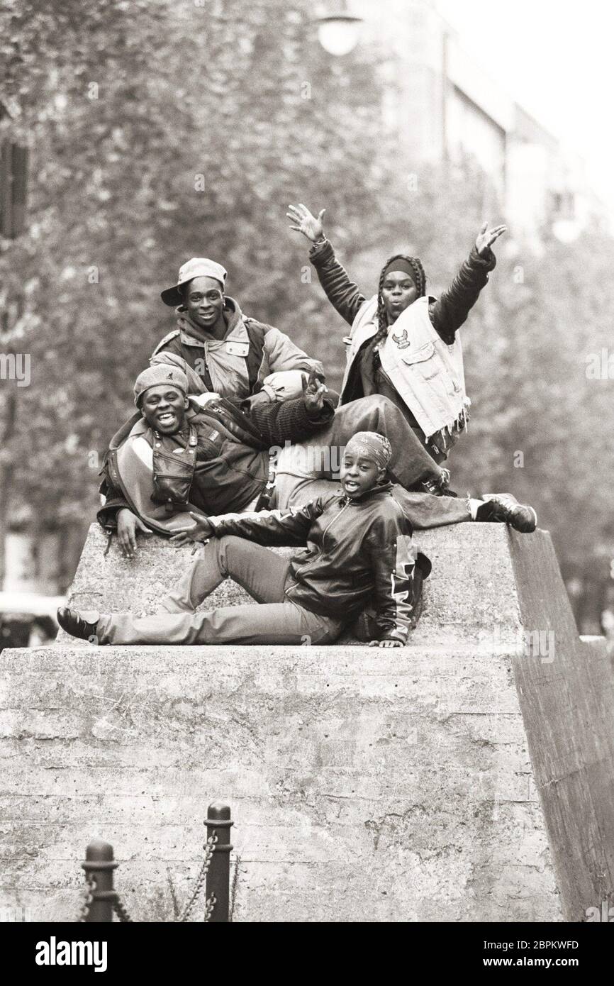 4 Reeves / Four Reeves Fotoshooting Köln - Fotoshooting mit den 4 Reeves / Four Reeves auf dem Beton-Auto des Künstlers Wolf Vostell, Hohenzollernring Köln. Die 4 Reeves / Four Reeves war eine 90er Jahre Band aus Köln, bestehend aus den Geschwistern Shary, Jim, Andrew und Terry. Stockfoto