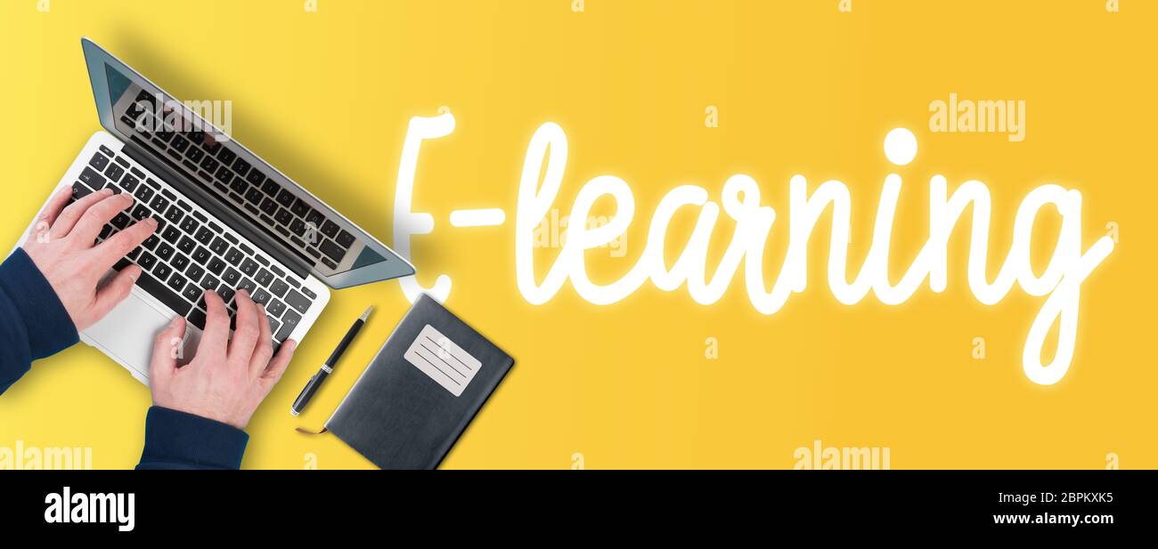 E-Learning und Online-Bildung Konzept, Draufsicht der Person mit Laptop-Computer auf bunten Hintergrund mit Text E-Learning Stockfoto