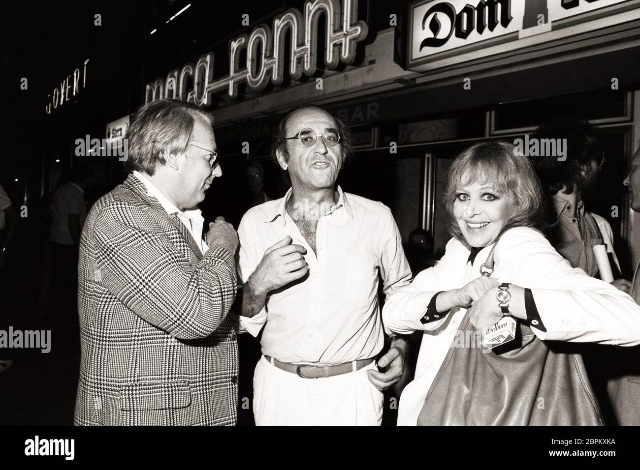 Hildegard Knef in der Fernsehsendung 'Bio's Bahnhof' - auf dem Bild sind der Fernsehproduzent Alfred Biolek und die Schauspielerin Hildegard Knef in der 'Bio's Bahnhof' in den 80ern unterwegs. Stockfoto