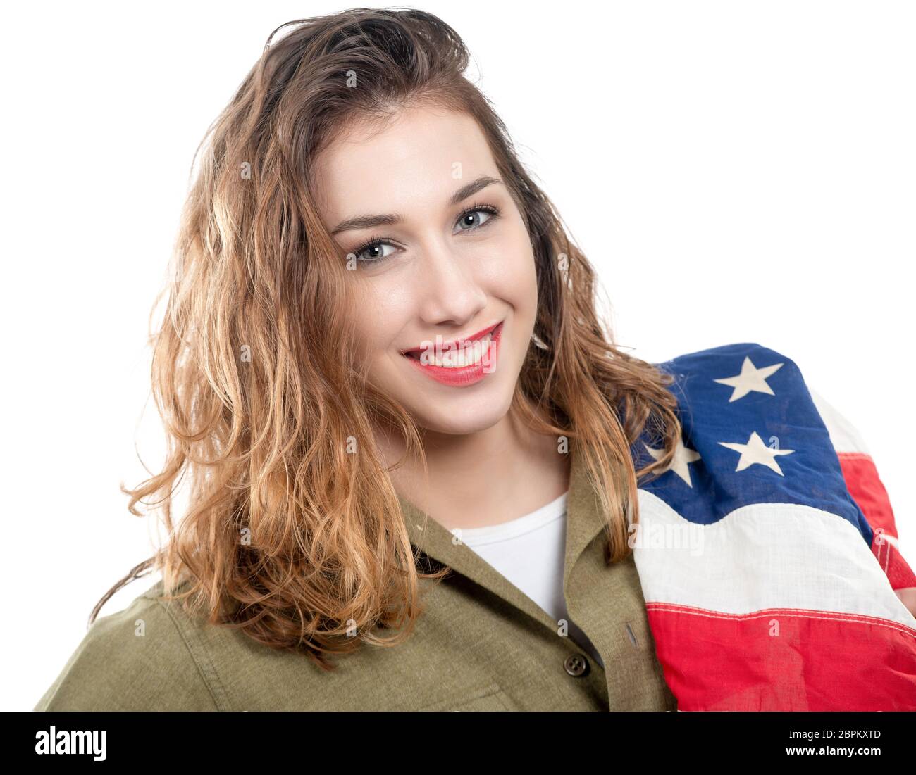 Hübsche, junge Frau im zweiten Weltkrieg einheitliche uns eine amerikanische Flagge auf Weiß Stockfoto