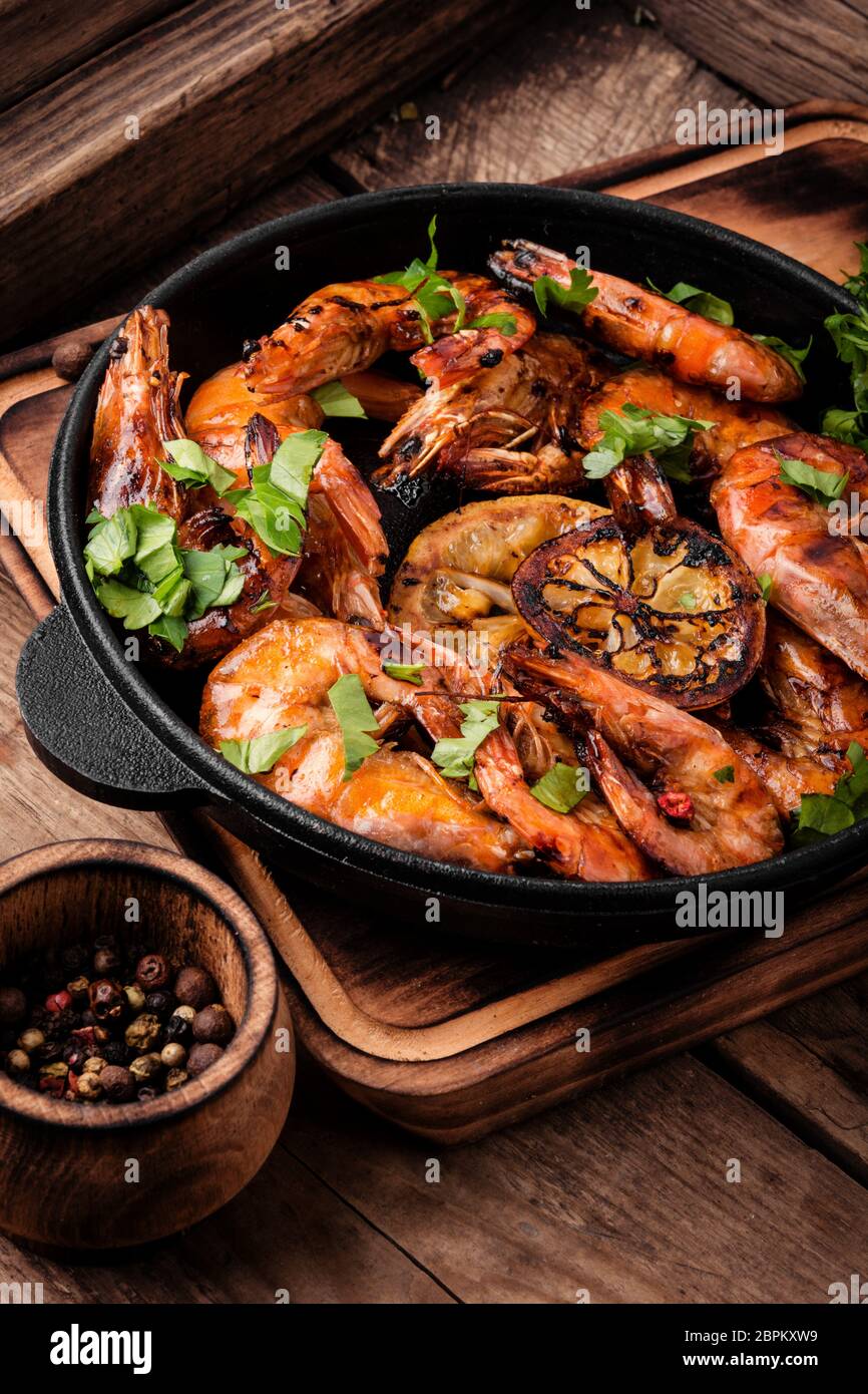 Gebratene Garnelen auf Gusseisen Pfanne. Gegrillte Meeresfrüchte Stockfoto