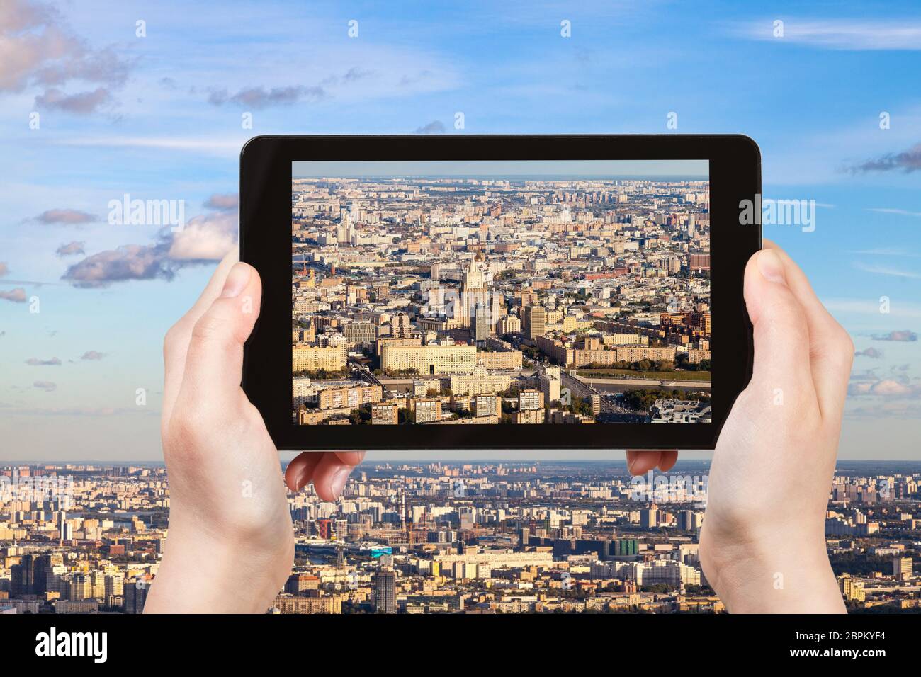 Travel Concept - touristische Fotografien der Osten und Südwesten der Stadt Moskau von der Aussichtsplattform im Herbst auf dem Smartphone in Russland Stockfoto