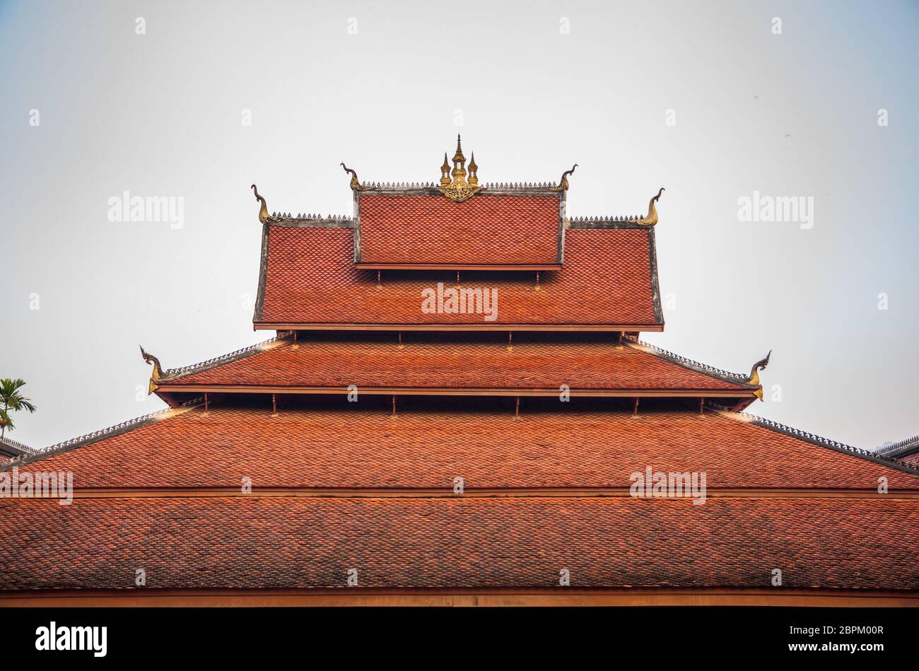 Verzierte Dach eines traditionellen buddhistischen Tempels in Luang Prabang, Lao PDR Stockfoto