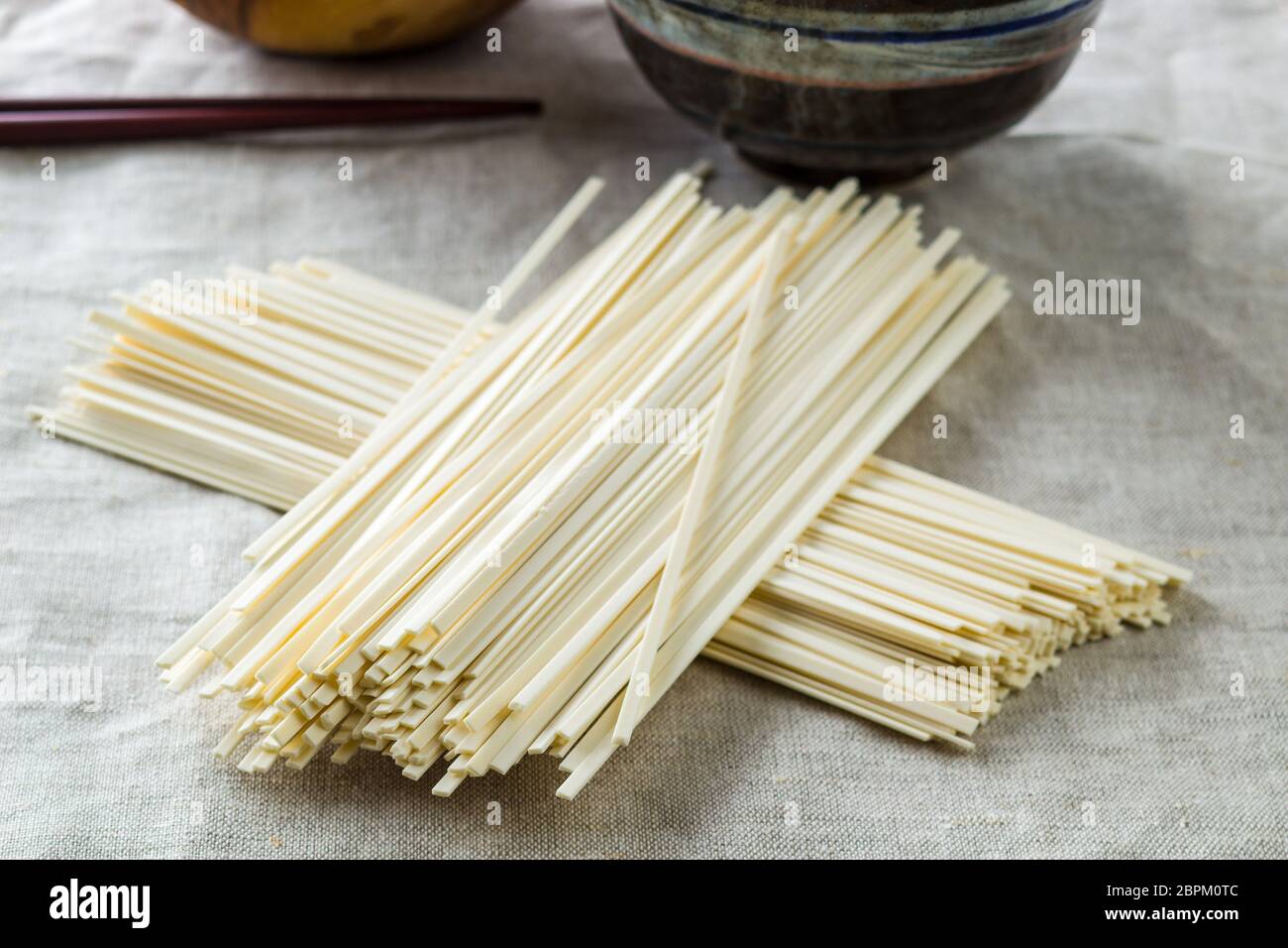 Raw Udon-nudeln am Küchentisch. Stockfoto