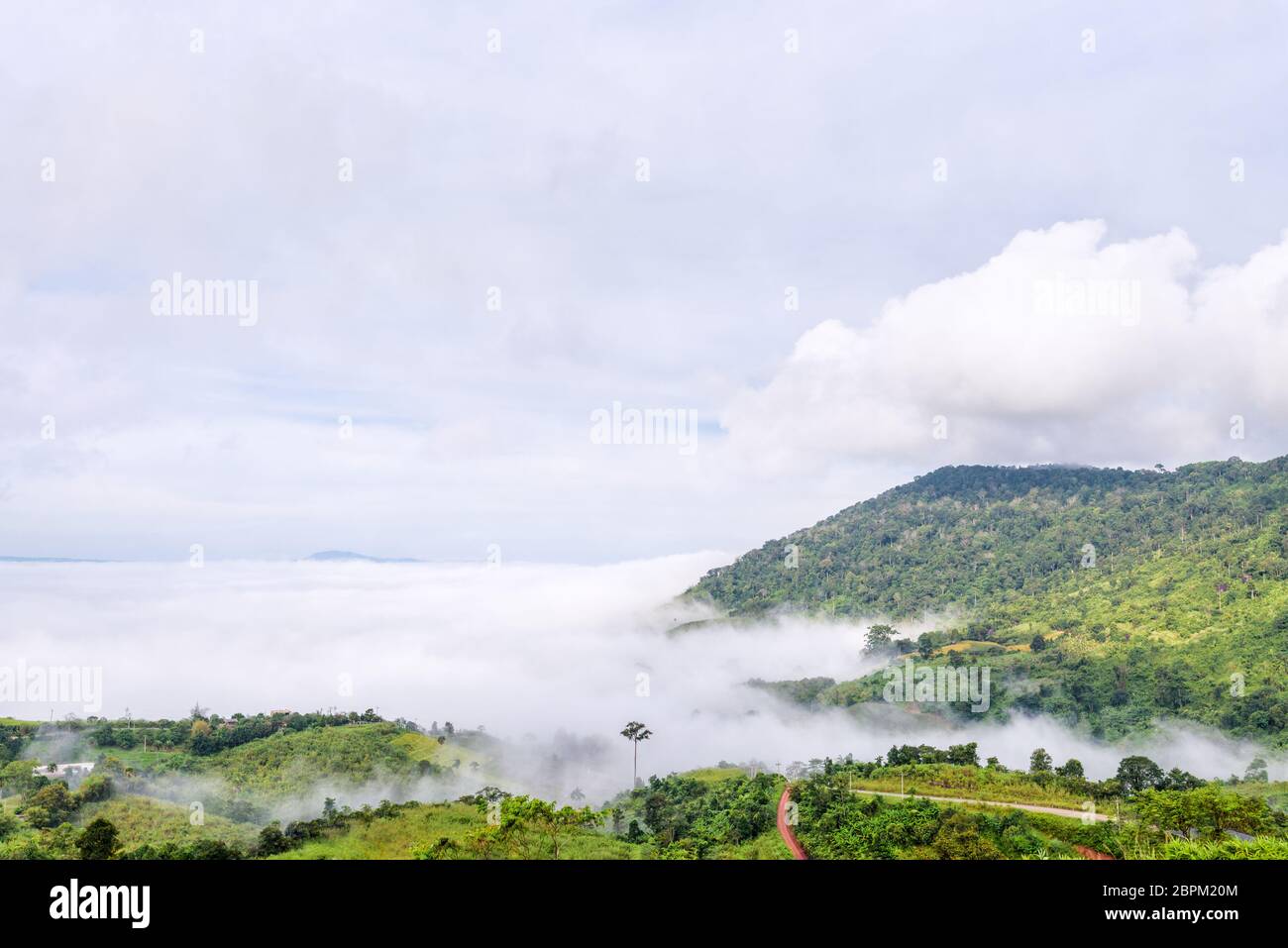 Schöne Natur Landschaft Nebel im Tal und den grünen Berg an der hohen Winkel Aussichtspunkt. Die berühmten Sehenswürdigkeiten in Khao Kho Bezirk, Phet Stockfoto
