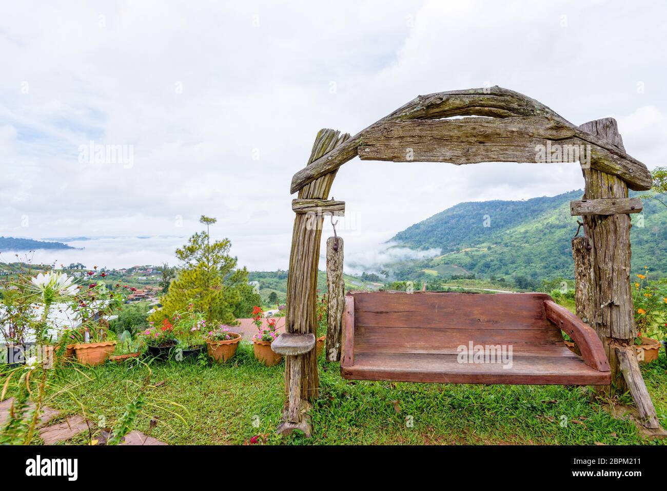 Schöne Natur Landschaft Nebel im Tal und Schaukel aus Holz auf dem Hügel am hohen Winkel Aussichtspunkt. Die berühmten Sehenswürdigkeiten in Khao Kho di Stockfoto