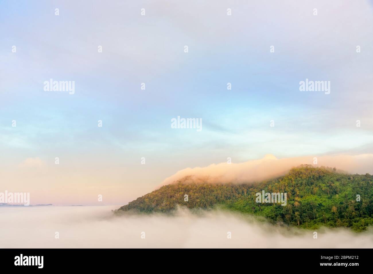 Schöne Natur Landschaft Nebel im Tal und den grünen Berg an der hohen Winkel Aussichtspunkt. Die berühmten Sehenswürdigkeiten in Khao Kho Bezirk, Phet Stockfoto