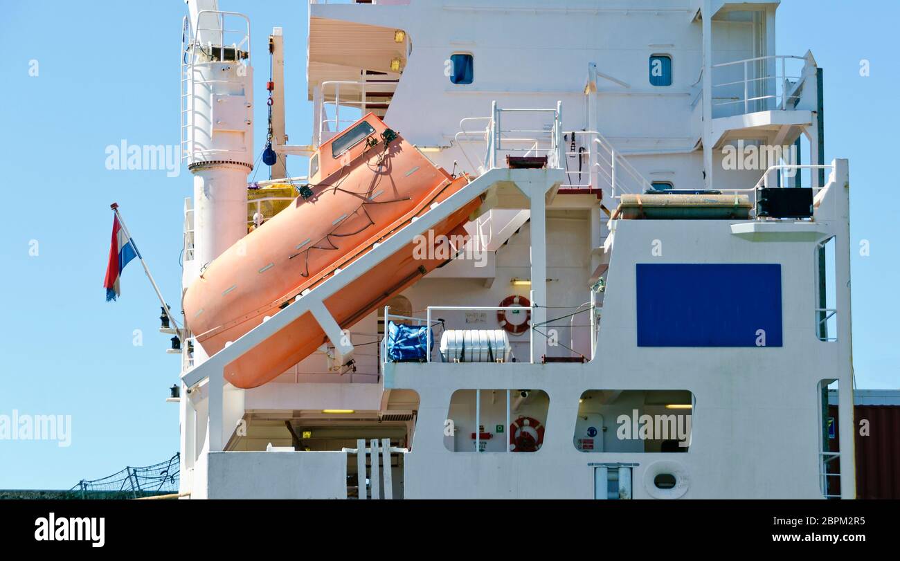 Freifall Rettungsboot am Turm einer Brücke bei einem großen Containerschiff Stockfoto