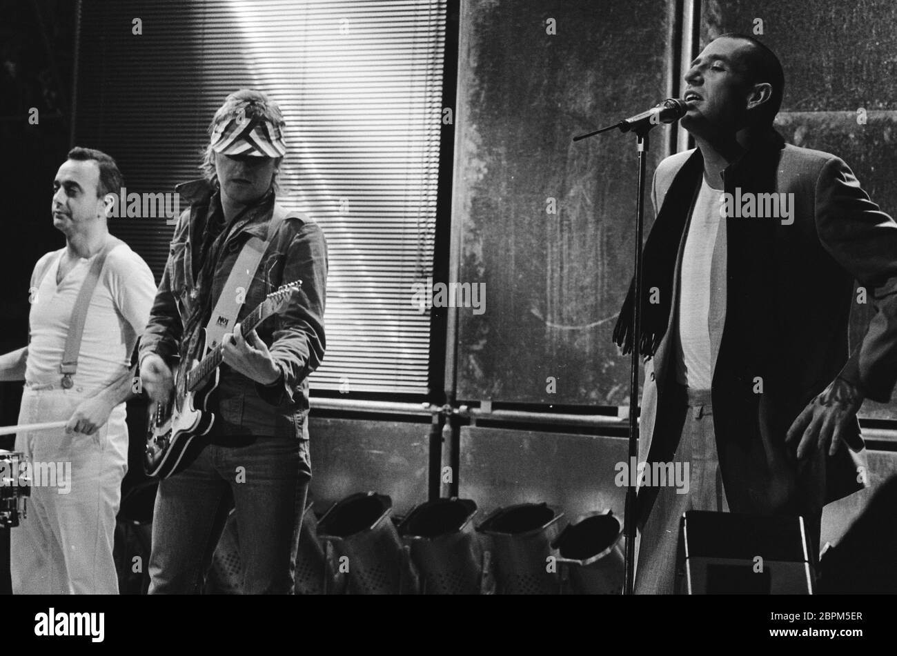 Thommys Pop-Show - 16.12.1983 - die deutsche Musikgruppe TRIO mit Sänger Stephan Remmler (rechts) (Neue Deutsche Welle) // Musiksendung Thommys Pop-Show // 16.12.1983 Stockfoto