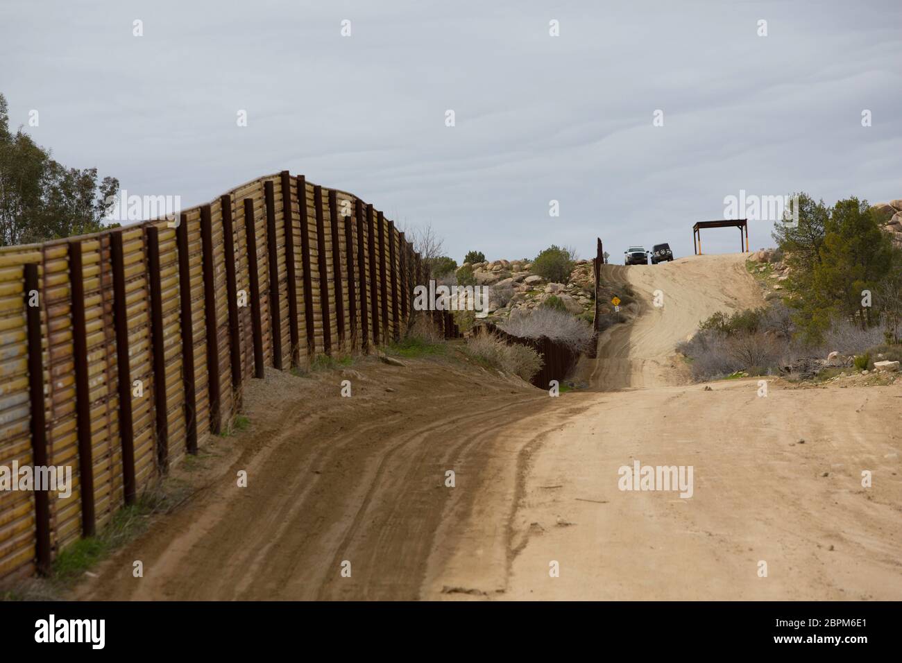 Grenzpatrouillen Fahrzeuge in der Nähe der Mauer trennt die Vereinigten Staaten von Mexiko Stockfoto