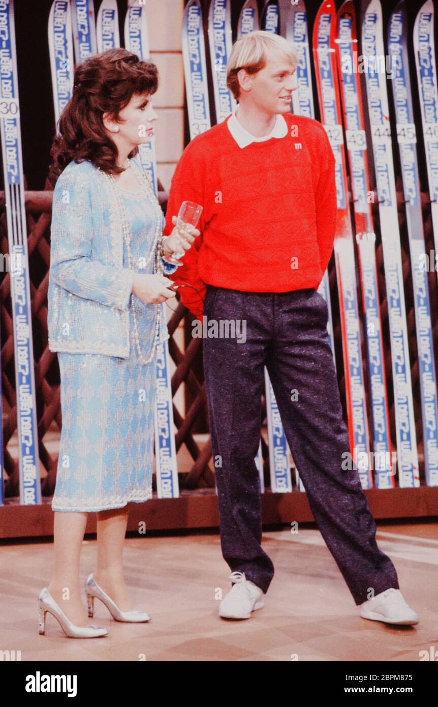 Fernsehshow Wetten, dass ..? 1986 - 15.02.1986 - die italienische Schauspielerin, Fotografin und Bildhauerin Gina Lollobrigida und der ehemalige deutsche Skirennläufer Markus Wasmeier (v. l. n. r.) // Fernsehshow Wetten, dass ..? 1986 // Dortmund // 15.02.1986 Stockfoto