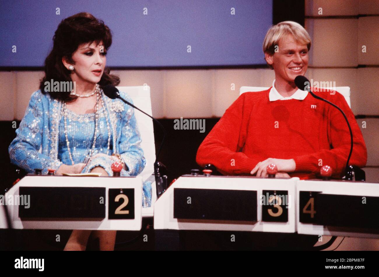 Fernsehshow Wetten, dass ..? 1986 - 15.02.1986 - die italienische Schauspielerin, Fotografin und Bildhauerin Gina Lollobrigida und der ehemalige deutsche Skirennläufer Markus Wasmeier (v. l. n. r.) // Fernsehshow Wetten, dass ..? 1986 // Dortmund // 15.02.1986 Stockfoto