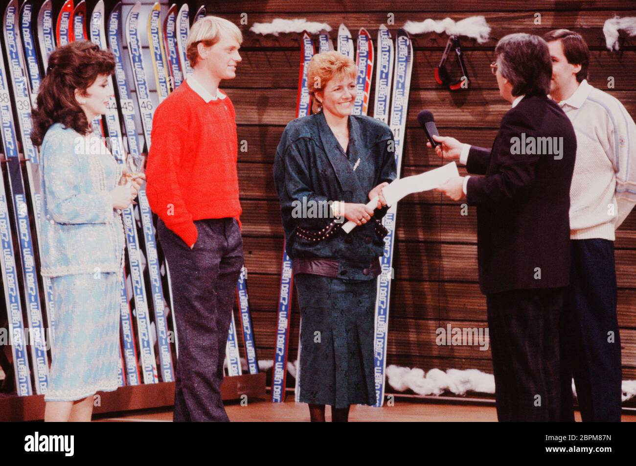 Fernsehshow Wetten, dass ..? 1986 - 15.02.1986 - die italienische Schauspielerin, Fotografin und Bildhauerin Gina Lollobrigida und der ehemalige deutsche Skirennläufer Markus Wasmeier mit Kanidaten (v. l. n. r.) // Fernsehshow Wetten, dass ..? 1986 // Dortmund // 15.02.1986 Stockfoto