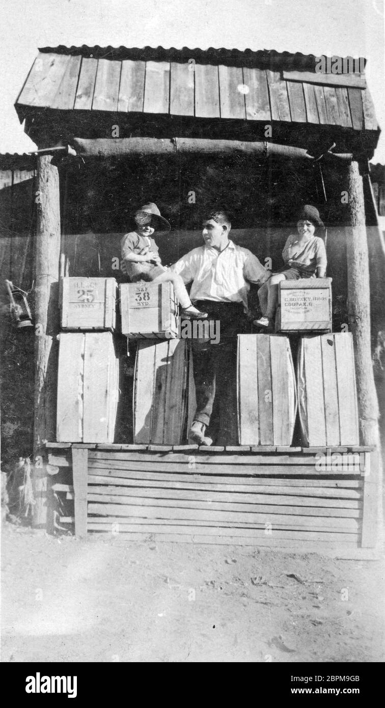 PINBARREN, AUSTRALIEN, UM 1931: Unbekannte Familienmitglieder mit Bananenfällen bei der Bonney Brothers Banana Plantation in Pinbarren, Noosa Shire, Sunshine Coast in Queensland, Australien. Stockfoto