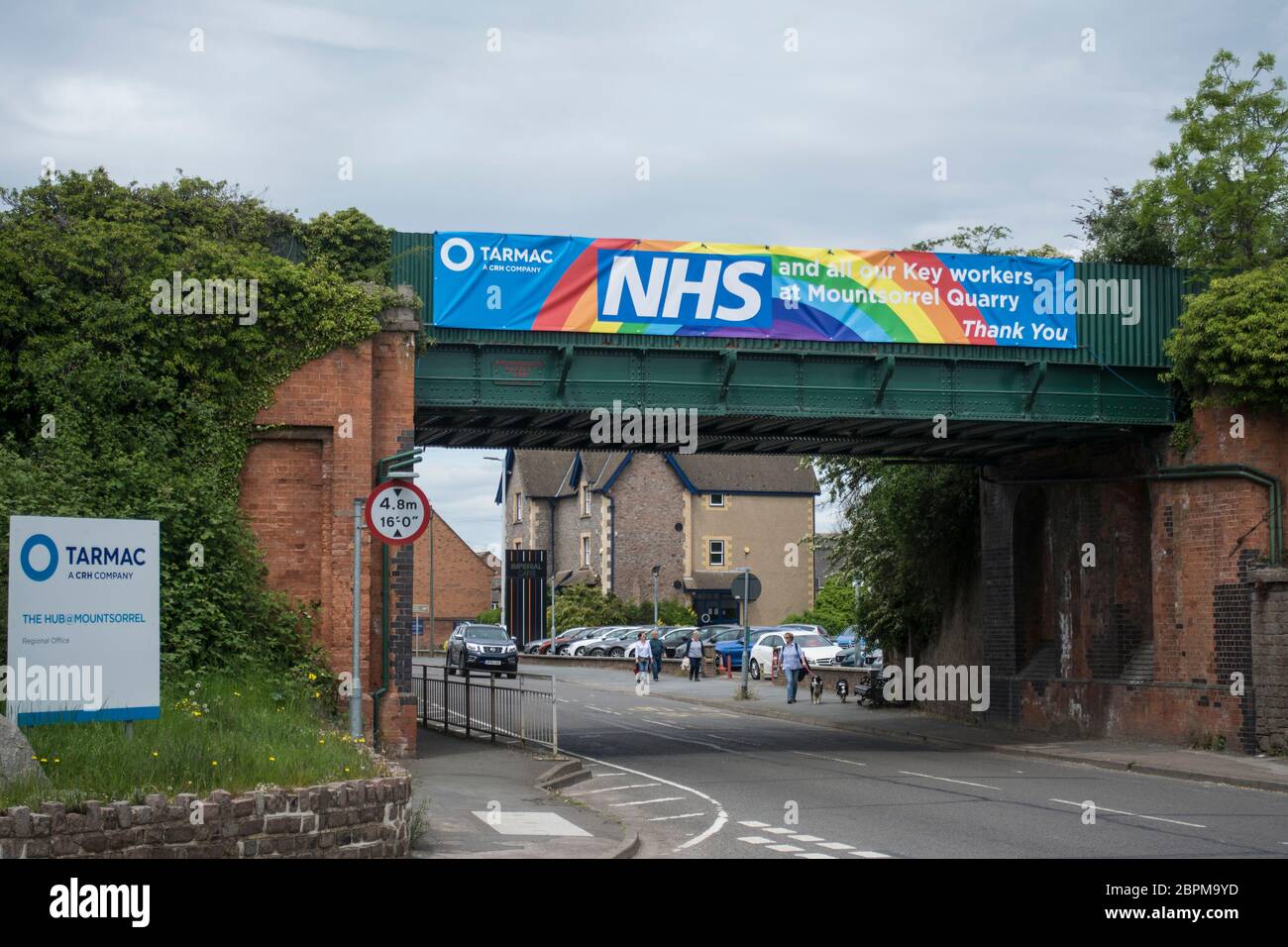 Danke Banner für die NHS auf einer Brücke über Leicester Road in Mountsorrel von der Firma Tarmac Stockfoto