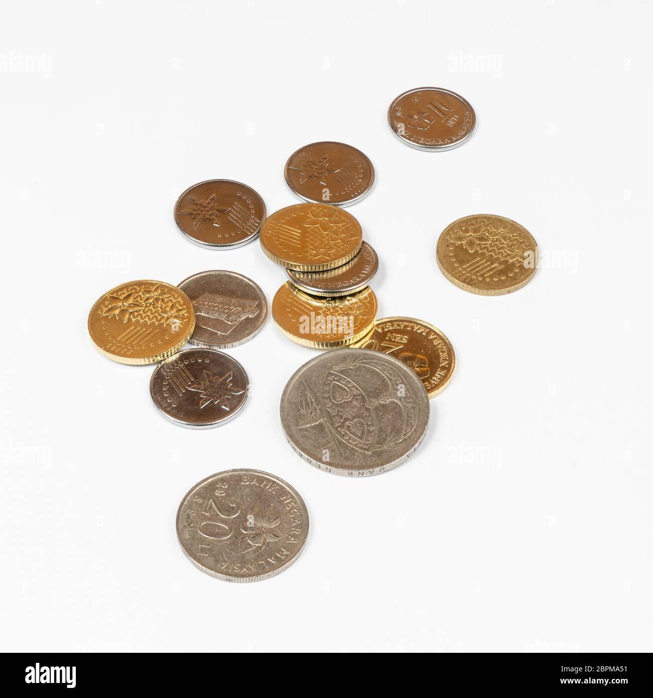 Einige malaysische Ringgit Münzen auf eine weiße Fläche Stockfoto
