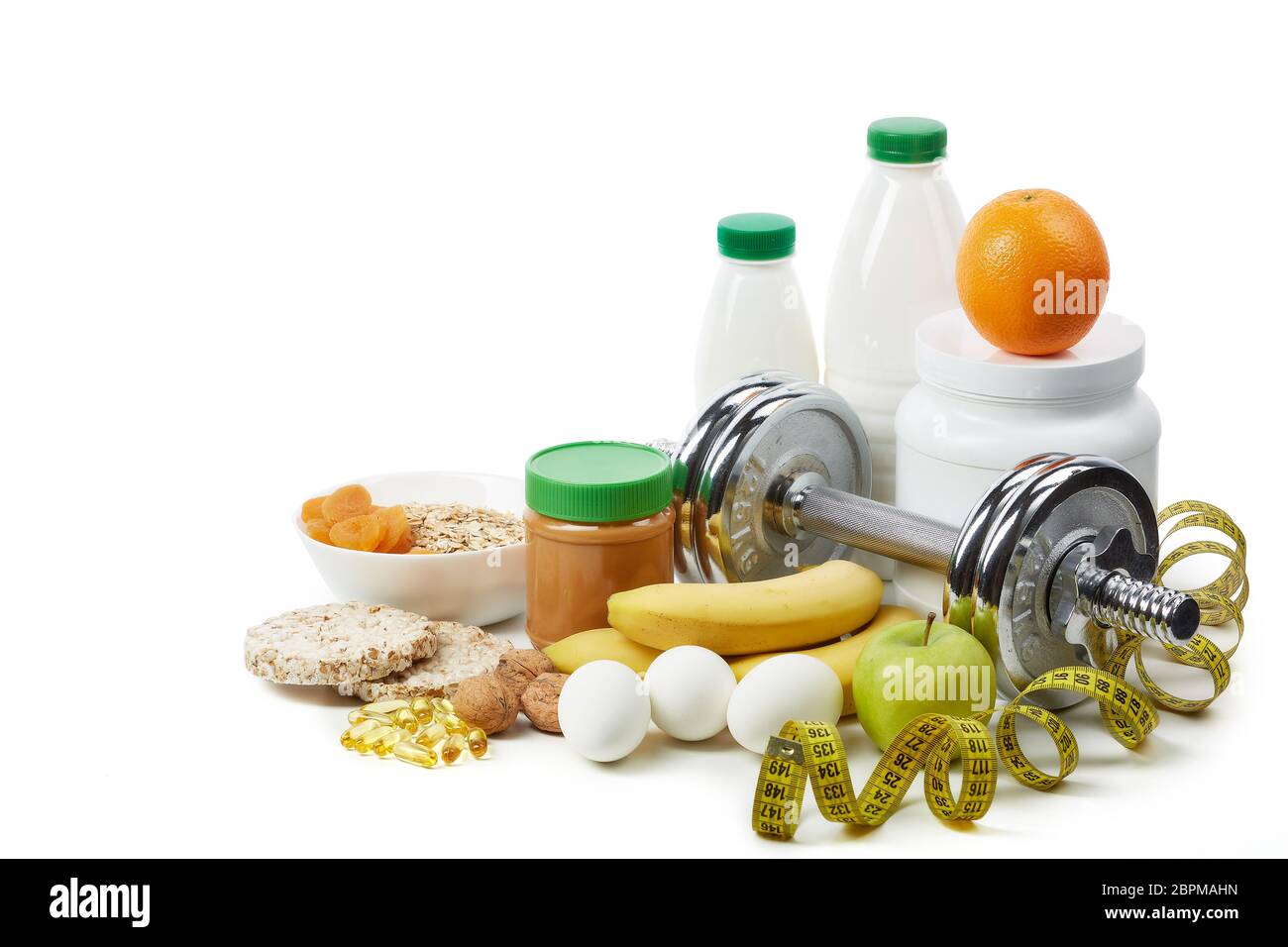 Sports Nutrition (Ergänzungen), gesunde Ernährung und Hanteln auf einem weißen Hintergrund. Fitness, Sport und gesunder Lebensstil Konzept. Stockfoto
