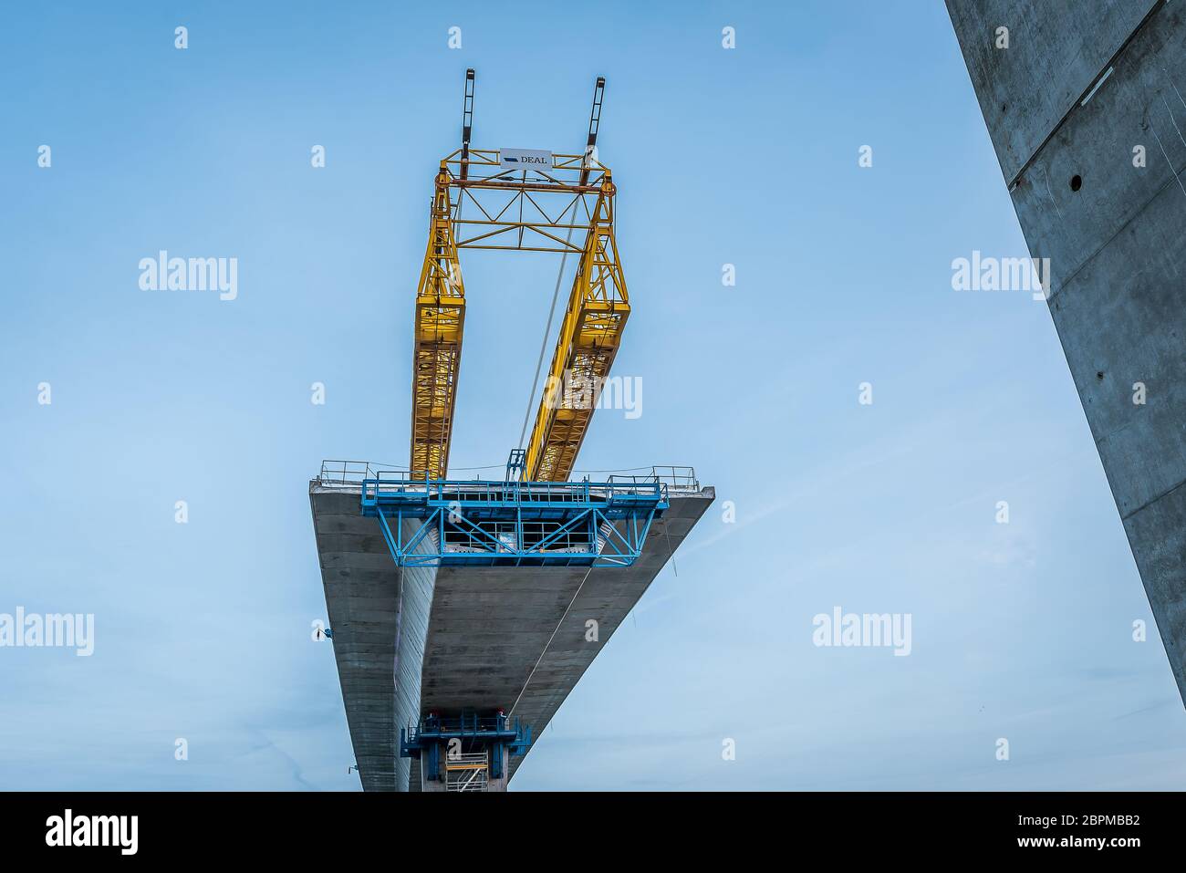 Crown Princess Marys Brücke hängt in der Luft gegen den blauen Himmel, den Anschluss an den nächsten Pylon, Frederikssund, Dänemark, 26. Dezember 2018 Stockfoto