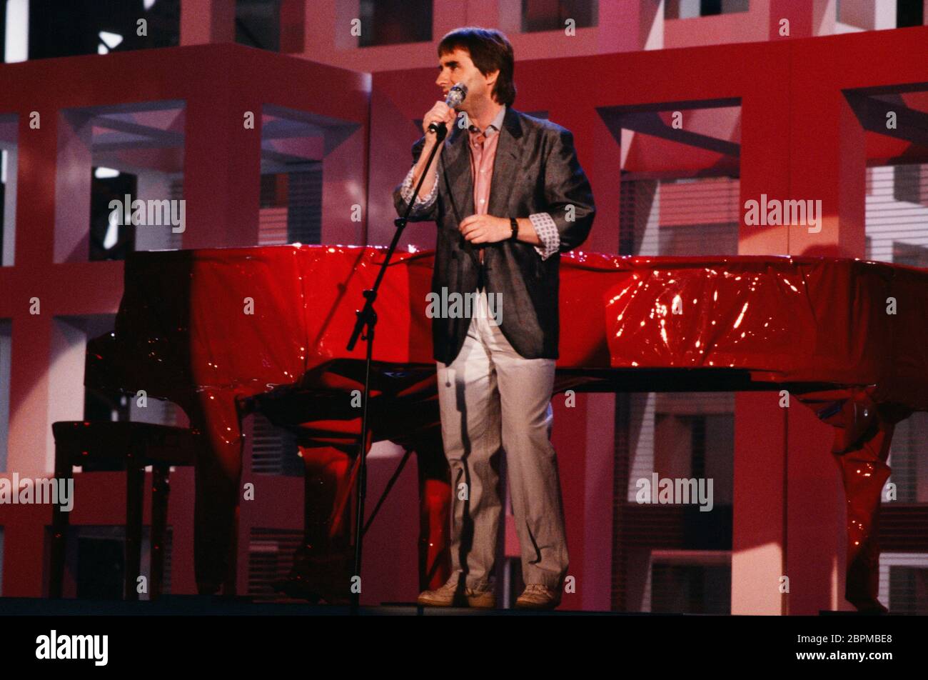 Chris de Burgh singt - 80er Jahre - Chris de Burgh singt in einer Late-Night-Show in den 80er Jahren. Stockfoto