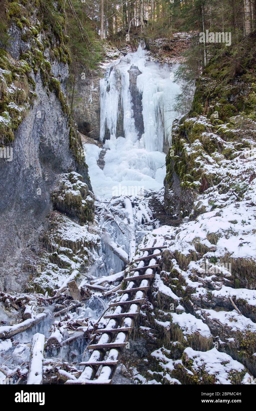 Vysny Wasserfall im Falcon Tal im Nationalpark Slowakisches Paradies im Winter Stockfoto