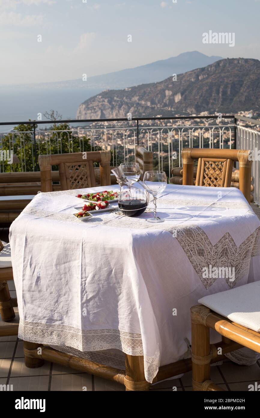 Für das Abendessen auf der Terrasse mit Blick auf die Bucht von Neapel und den Vesuv. Sorrento. Italien Stockfoto
