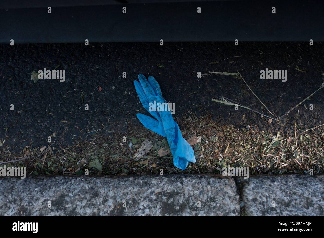 West Norwood, Großbritannien. Mai 2020. Ein ausrangierte blaue chirurgische Plastikhandschuh auf dem Bürgersteig in West Norwood in South London. (Foto von Sam Mellish / Alamy Live News) Stockfoto