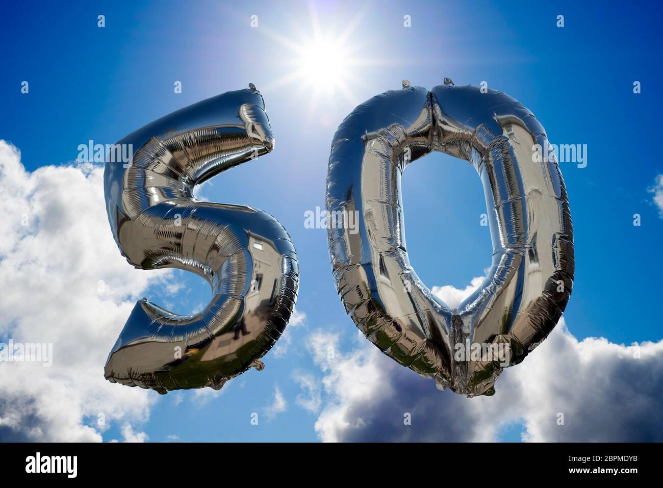 Silber Ballons für einen 50-jährigen Floating unter den Wolken Stockfoto