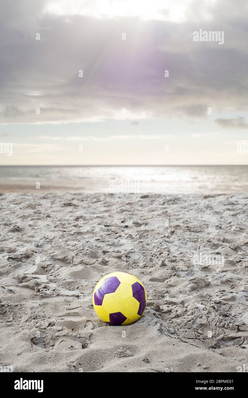 Fußball auf Ballybunion Beach im County Kerry Irland Stockfoto