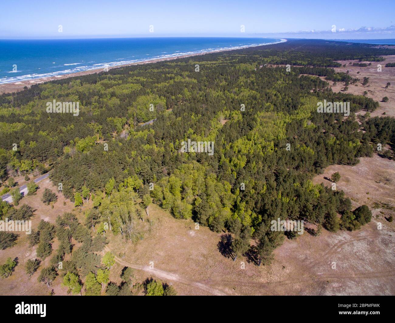Luftaufnahme mit Dünen, Wald und Meer in der Kurischen Nehrung an einem sonnigen Tag mit einer Drohne fotografiert. Die Kurische Nehrung Lagune. Graue Dünen, Tote Dünen. Stockfoto