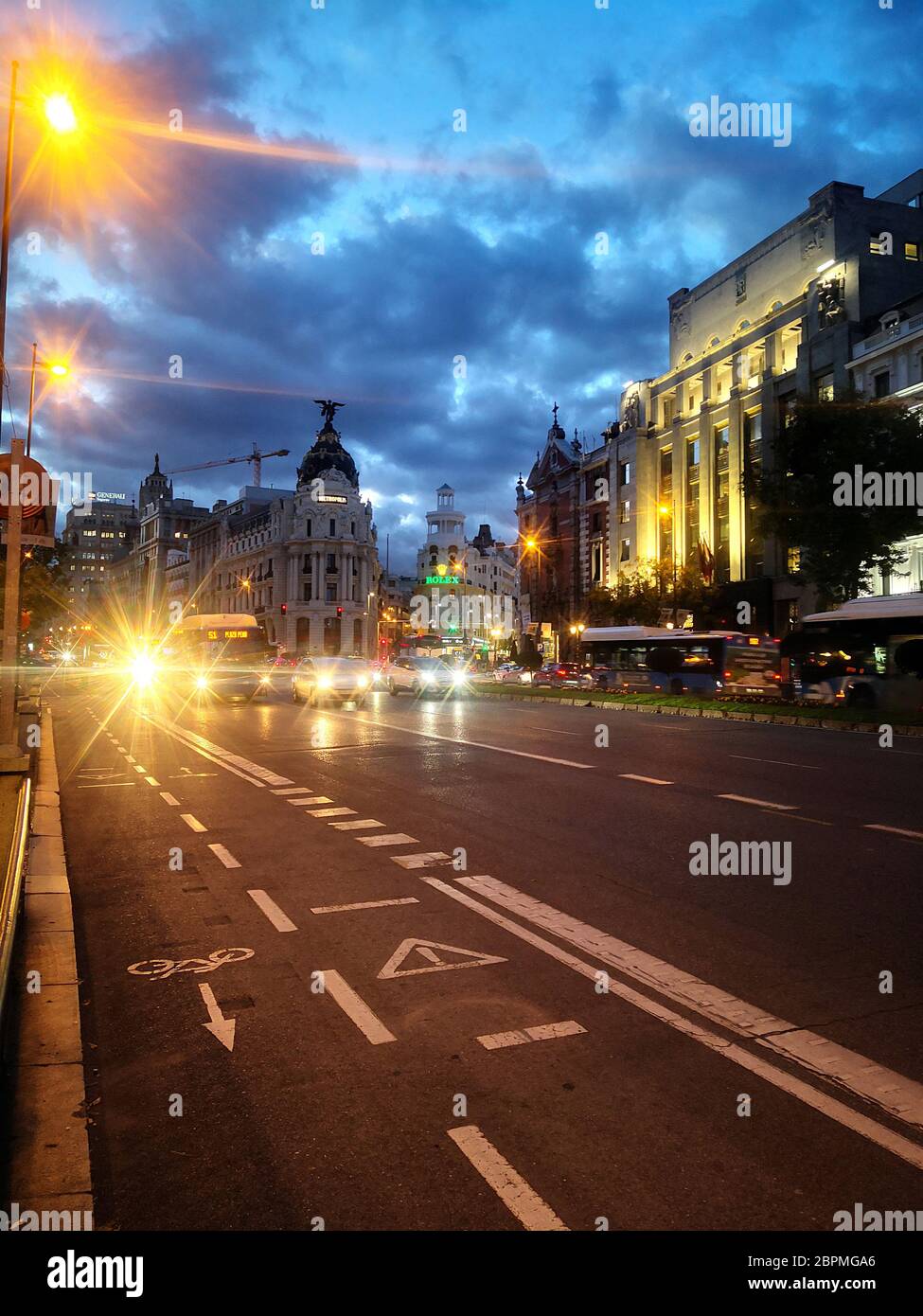 Metropolis-Gebäude - Verkehr auf der Straße vor dem Edificio Metrópolis an der Kreuzung der Calle de Alcalá und Gran Vía in Madrid, Spanien Stockfoto