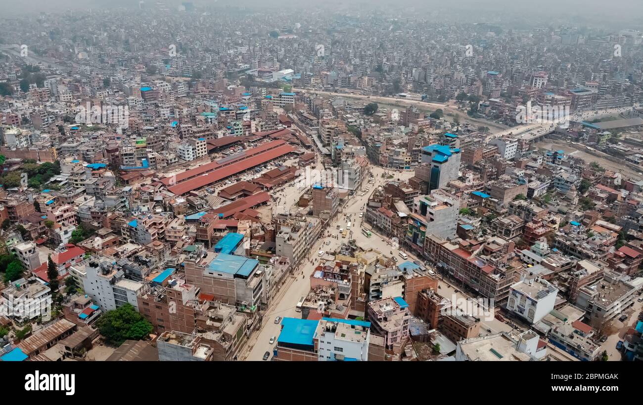 Luftaufnahme oder Vogelperspektive von Kathmandu City. Ungeplante Urbanisierung. Selektiver Fokus Stockfoto