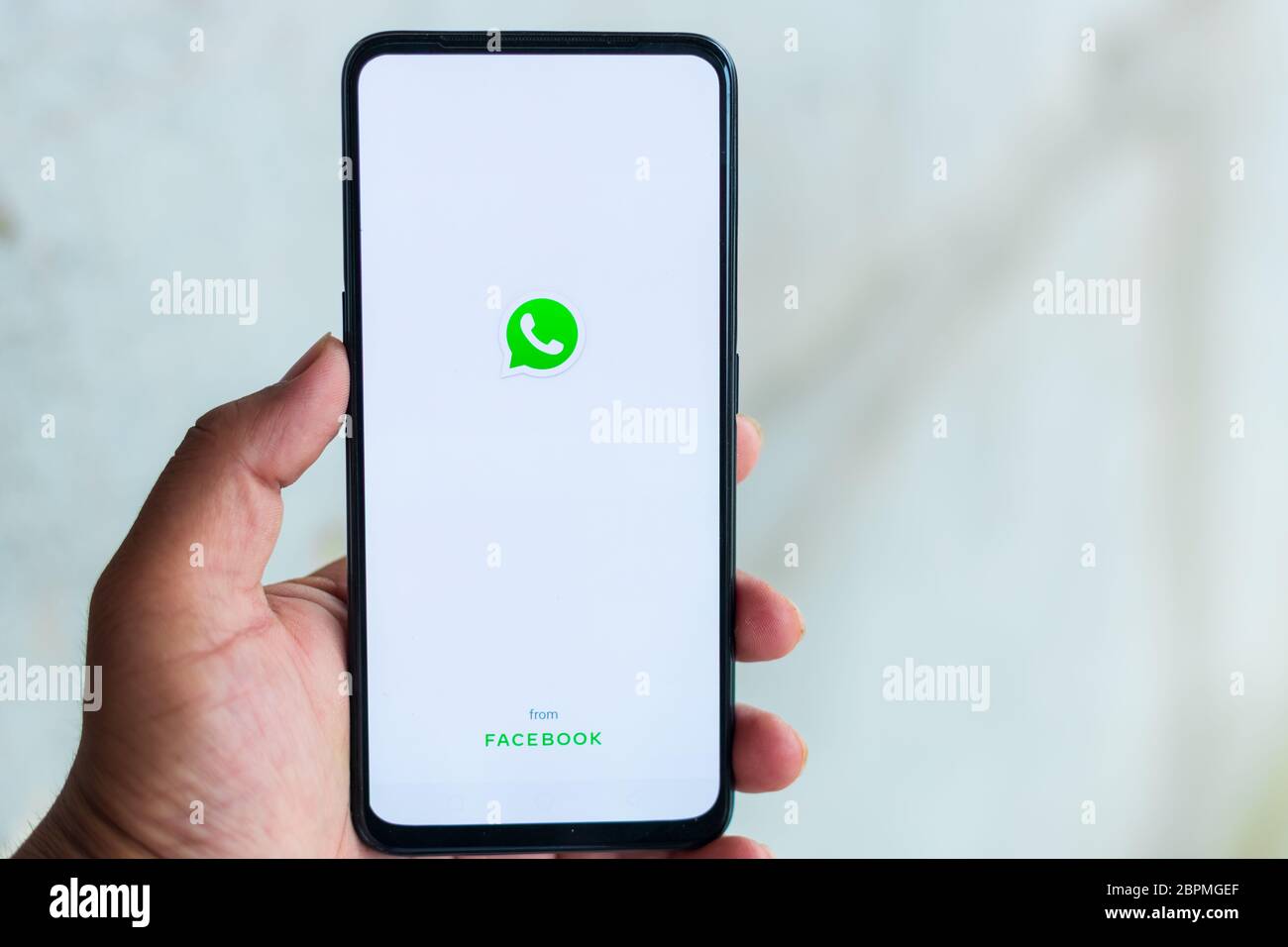 Bhairahawa, Nepal - Mai 19 2020: Man hält Smartphone mit WhatApp-Anwendung willkommenen Messge auf dem Display des Telefons. Selektiver Fokus Stockfoto