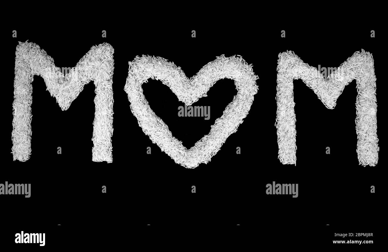 MOM Buchstaben aus Reiskörnern auf einem dunklen Hintergrund isoliert entworfen. Das O wird durch ein Herz ersetzt. Selektiver Fokus Stockfoto