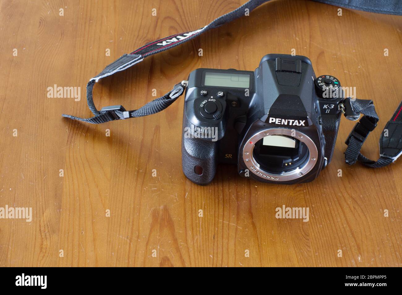 Arnhem, Niederlande - 15. Mai 2020: Pentax K-3 II Kameragehäuse ohne Objektiv auf einem Holztisch Stockfoto