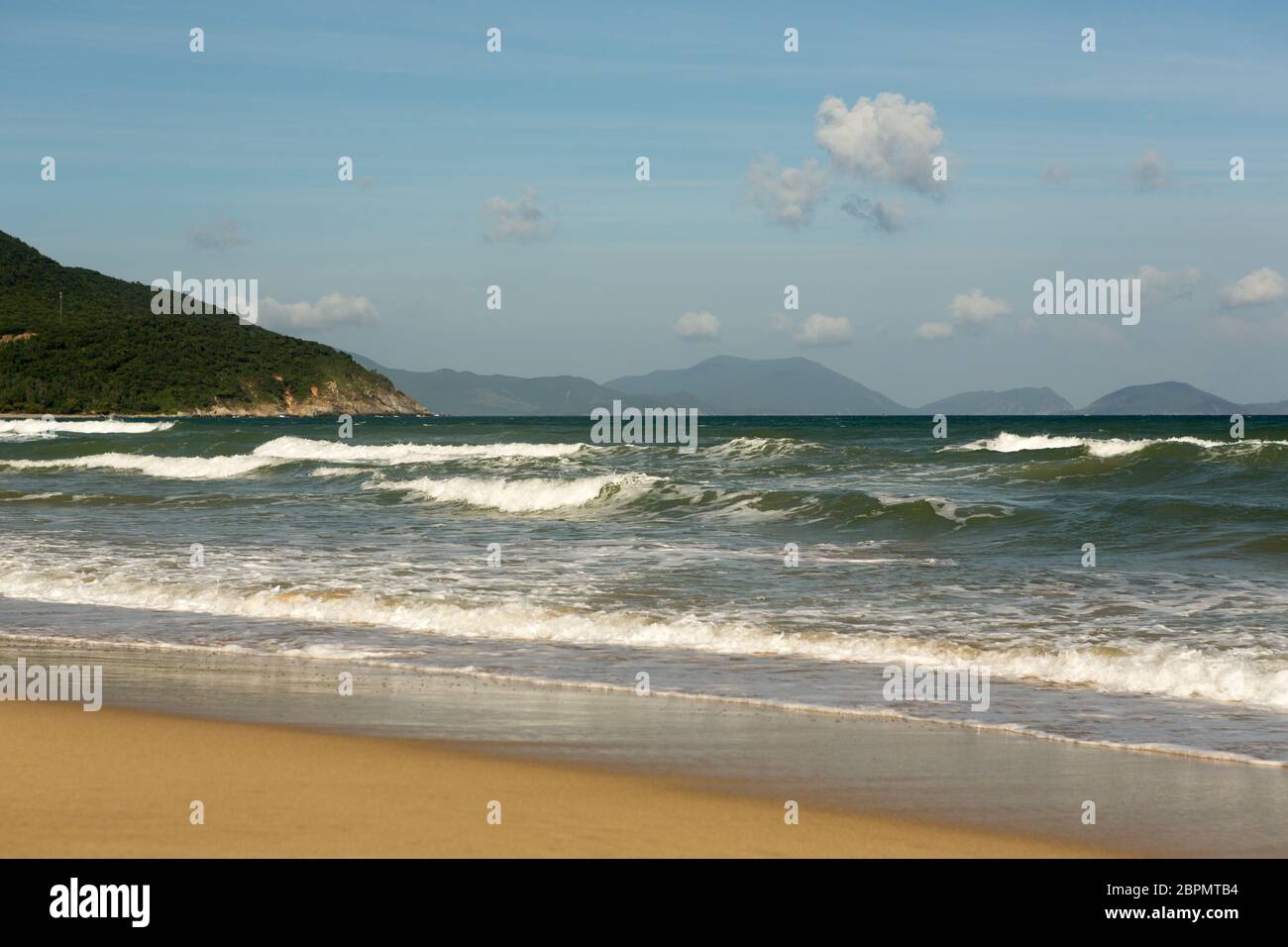 Kleine Wellen am Meer, türkisfarbene Welle, gutes Wetter in Vietnam Cam Ranh Stockfoto