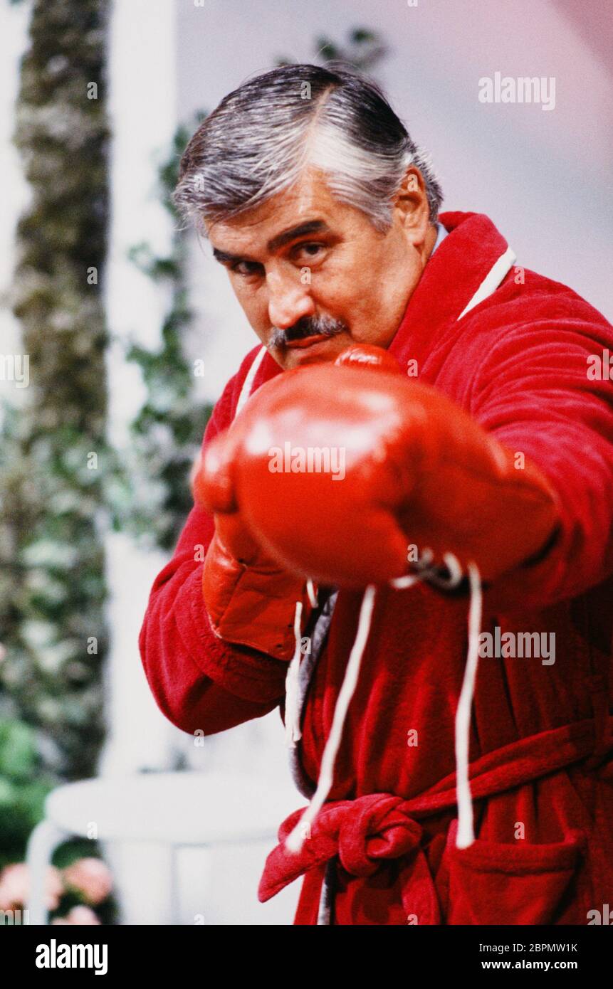 Mario Adorf - der deutsche Schauspieler Mario Adorf mit Boxhandschuhen und Boxermantel Stockfoto