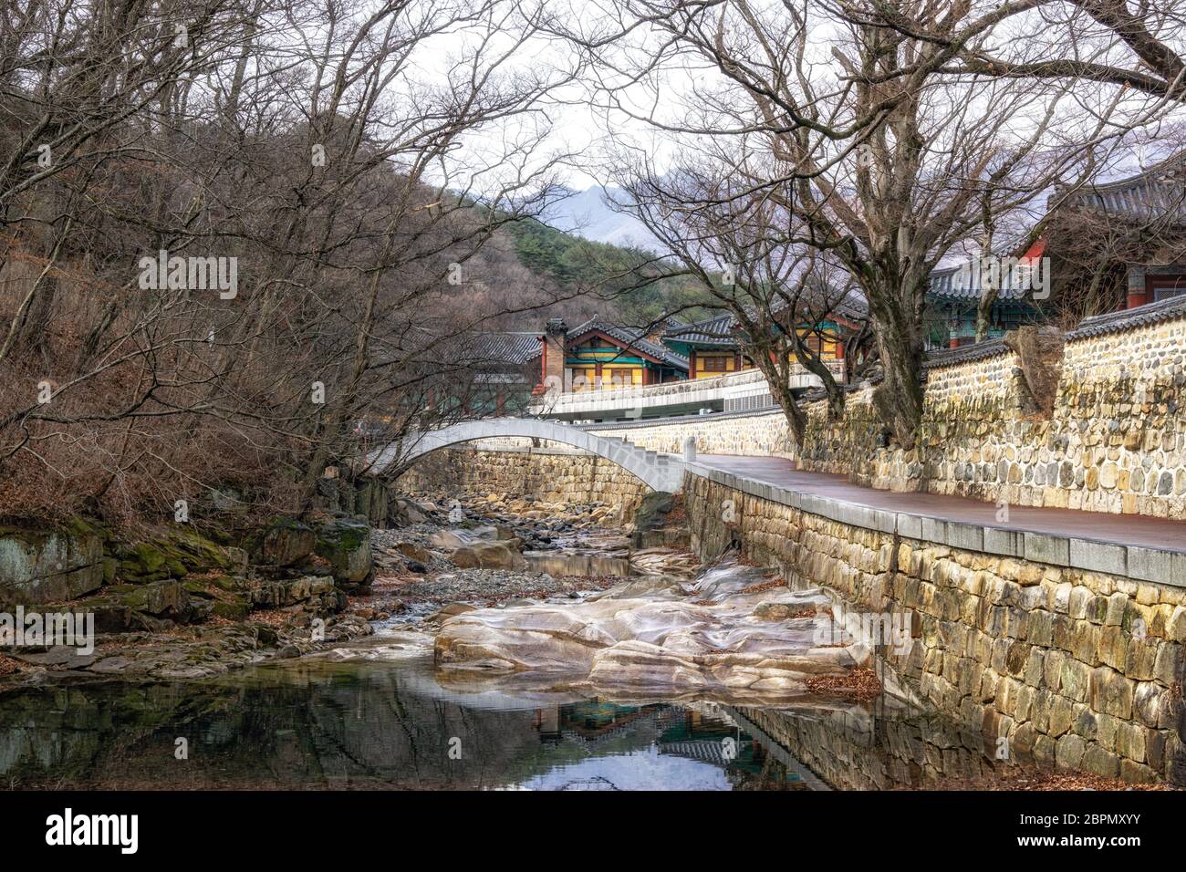 Eine kleine Brücke im Tongdosa Tempel auf dem Berg Chiseosan bei Yangsan, Süd Gyeongsang Provinz Stockfoto