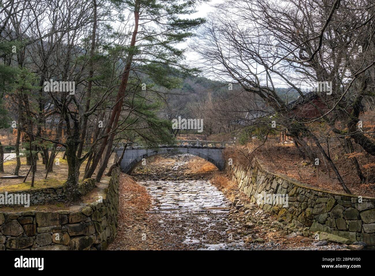 Eine kleine Brücke im Tongdosa Tempel auf dem Berg Chiseosan bei Yangsan, Süd Gyeongsang Provinz Stockfoto
