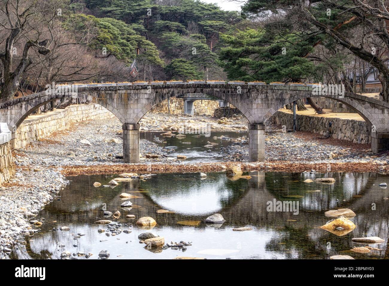 Eine kleine Brücke im Tongdosa Tempel auf dem Berg Chiseosan bei Yangsan, Süd Gyeongsang Provinz Stockfoto