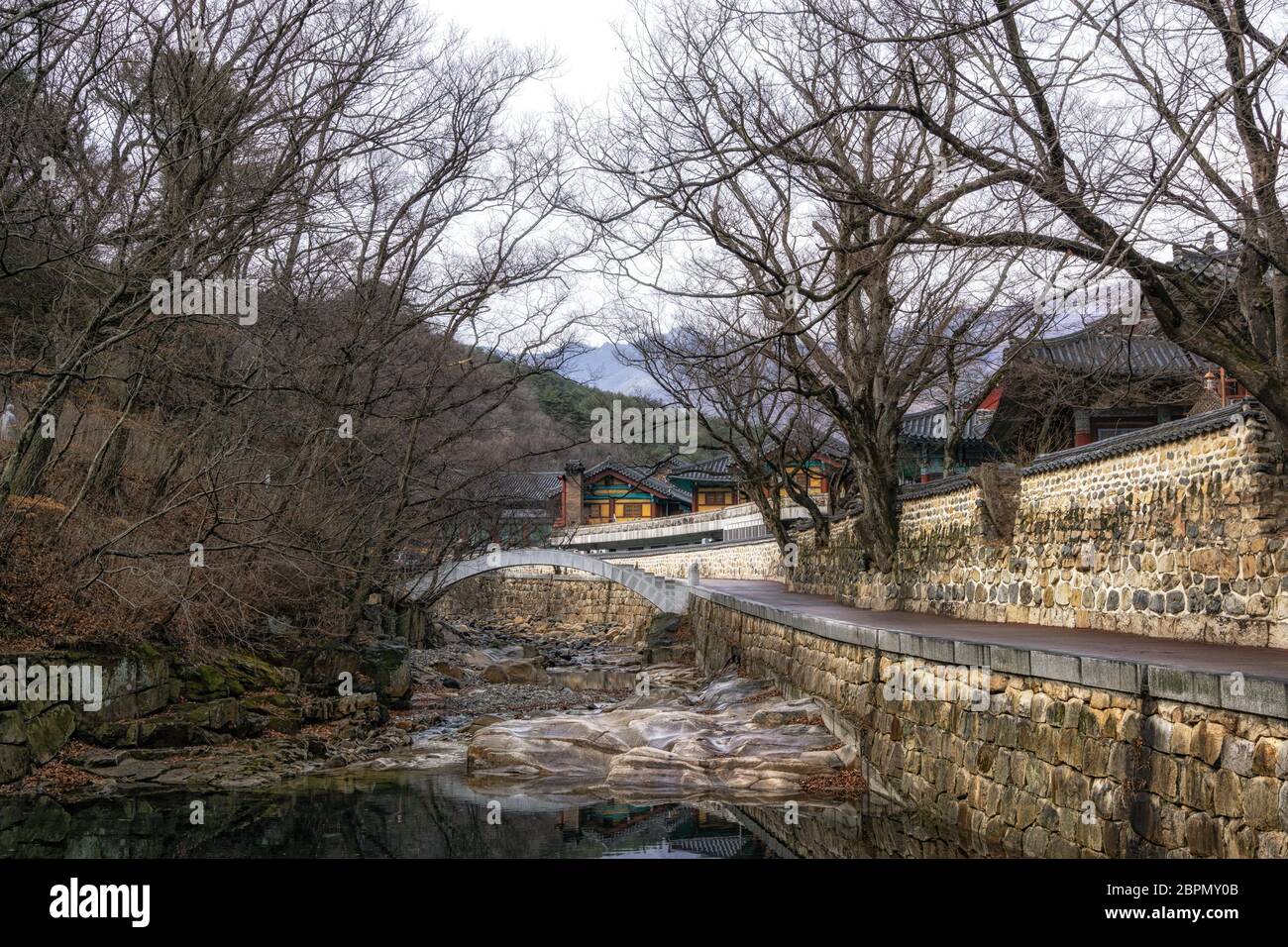 Eine kleine Brücke im Tongdosa Tempel auf dem Berg Chiseosan bei Yangsan, Süd Gyeongsang Provinz Stockfoto