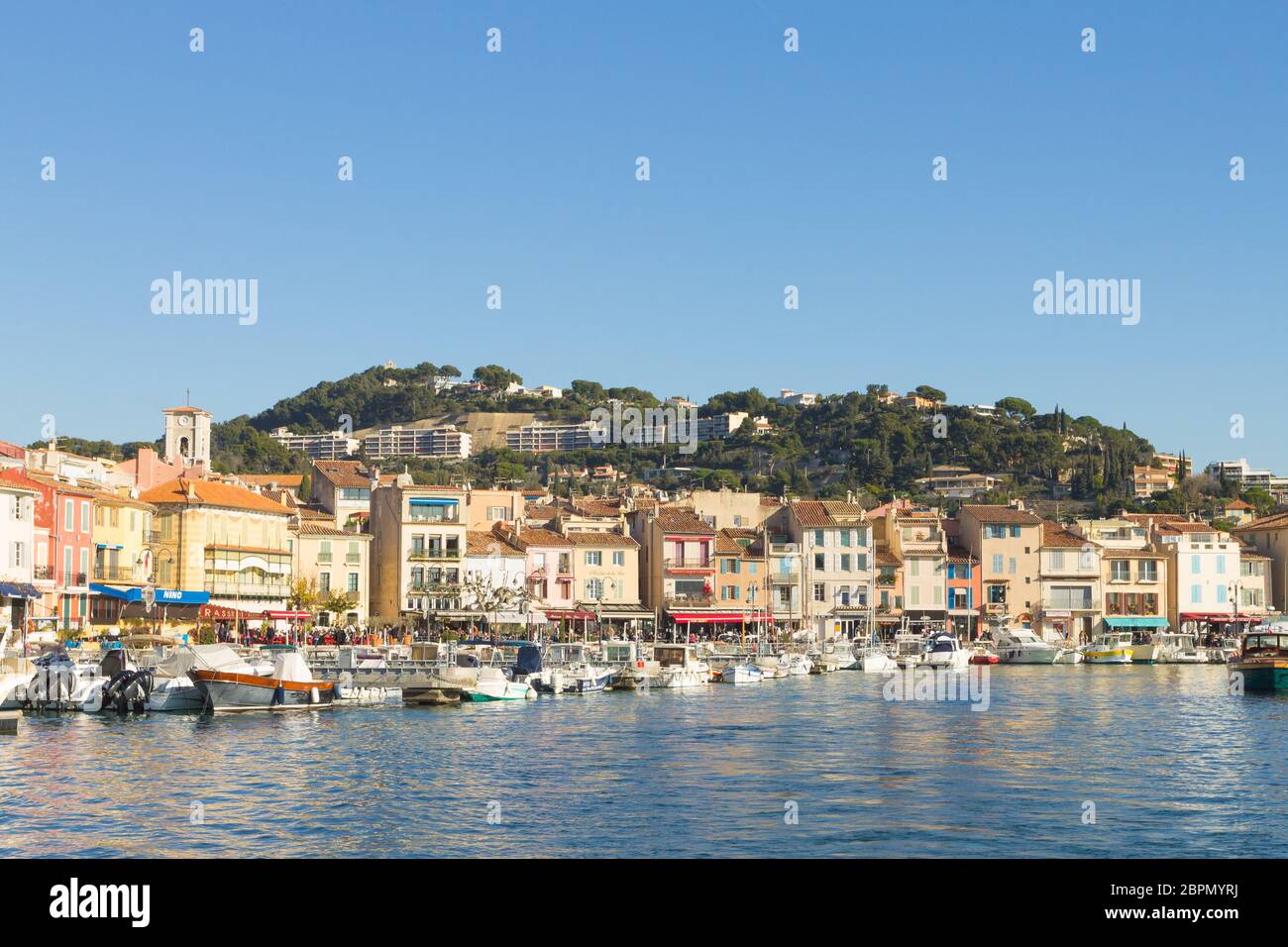 Bunte traditionelle Häuser an der Promenade in der Stadt Hafen von Cassis, Provence, Frankreich Stockfoto