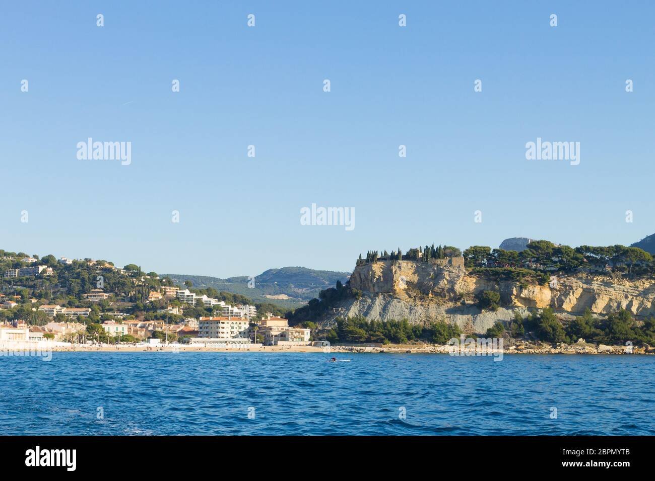 Bunte traditionelle Häuser an der Promenade in der Stadt Hafen von Cassis, Provence, Frankreich Stockfoto