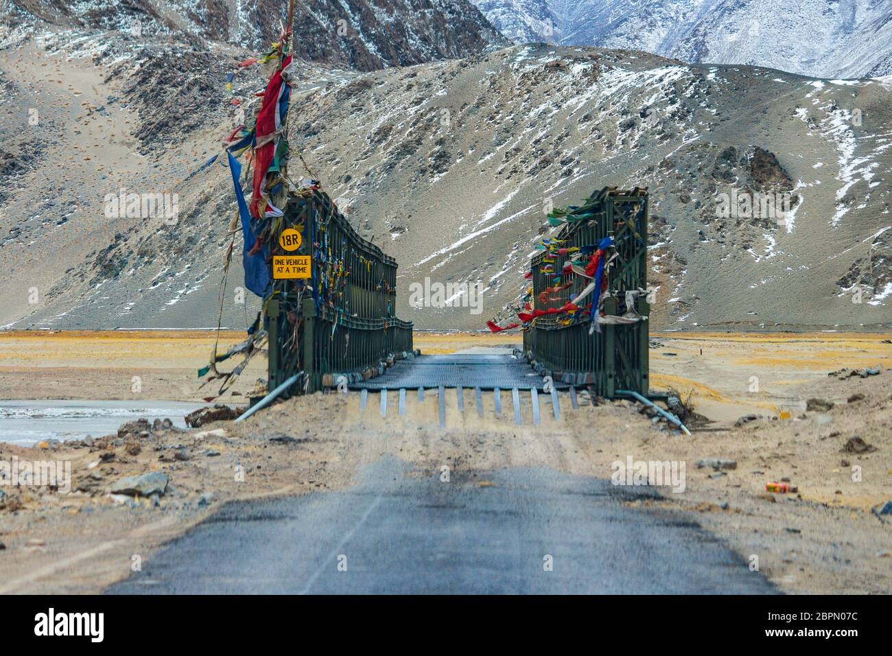 Eine eiserne Brücke verbindet National Highways Straßen in Ladakh, Jammu & Kaschmir, Indien, Asien. Schneeberge in Ladakh ist erstaunlich. Landschaftsbild Stockfoto