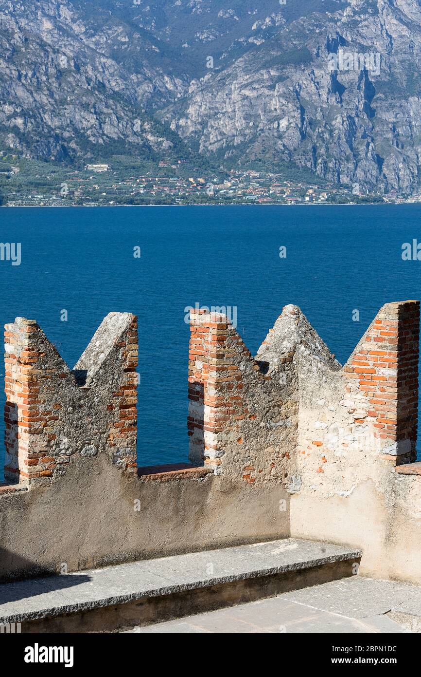 Mittelalterliche Steinburg Scaliger (Castello Scaligero) am Gardasee, Provinz Verona, Malcesine, Italien Stockfoto