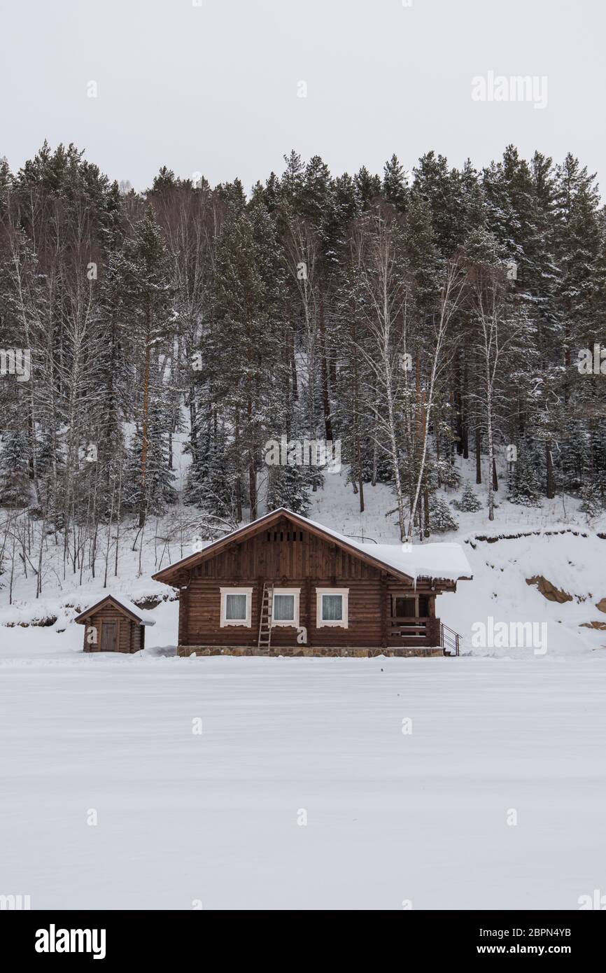 Winter Ferienhaus im Wald. Saubere Luft, Ruhe und Entspannung. Die Einheit mit der Natur. Stockfoto