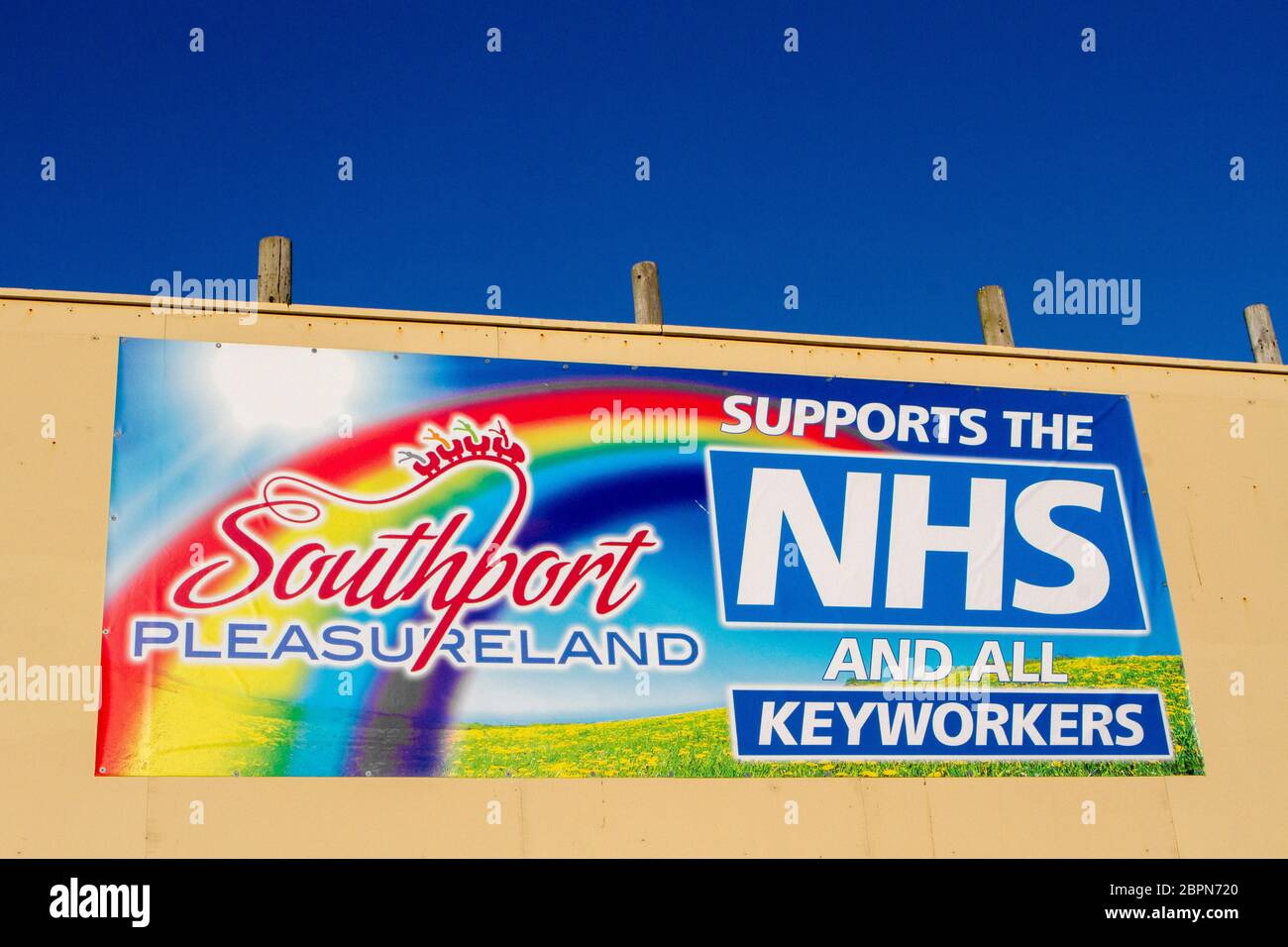 NHS Coronavirus Pandemie Grippe Ausbruch Krankheit Tod Katastrophe Krise Covid-19; Regenbogen unterstützende Zeichen in Southport, Großbritannien Stockfoto NHS Coronavirus Pandemie Grippe Ausbruch Krankheit Tod Katastrophe Krise Covid-19; Regenbogen unterstützende Zeichen in Southport, Großbritannien Stockfoto