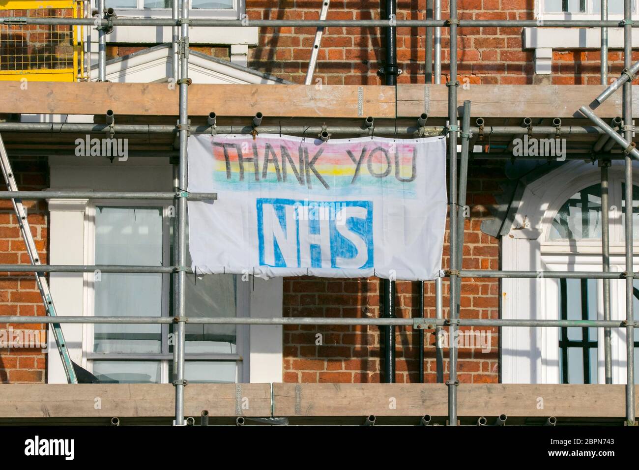 NHS Coronavirus Pandemie Grippe Ausbruch Krankheit Tod Katastrophe Krise Covid-19; Regenbogen unterstützende Zeichen in Southport, Großbritannien Stockfoto NHS Coronavirus Pandemie Grippe Ausbruch Krankheit Tod Katastrophe Krise Covid-19; Regenbogen unterstützende Zeichen in Southport, Großbritannien Stockfoto